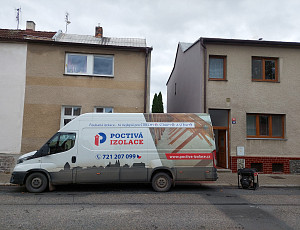 Zateplení stropu rodinného domu pomocí foukané izolace